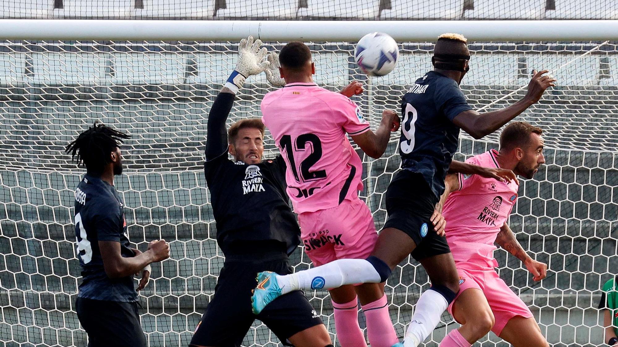 Vinicius Souza, en el centro, intenta cabecear un balón en el partido contra el Nápoles.