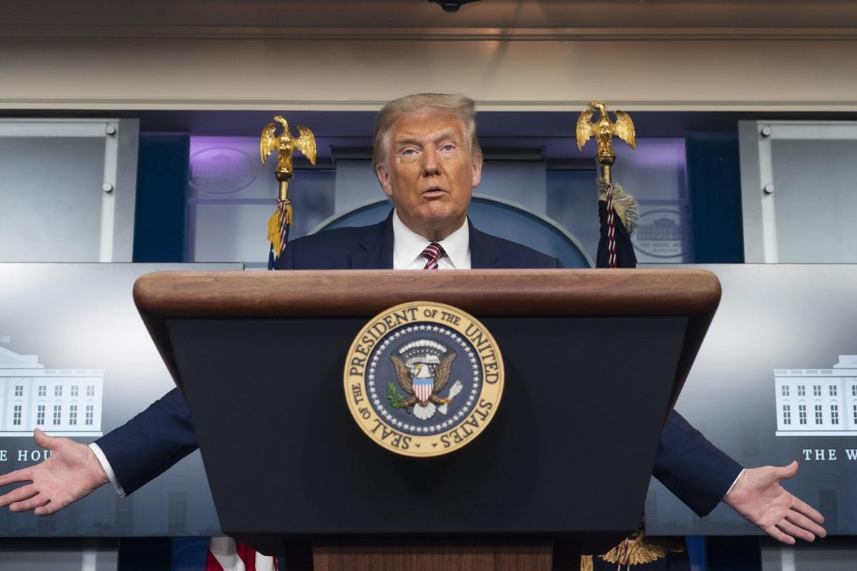 Washington (United States), 27/09/2020.- (FILE) - US President Donald J. Trump holds a news briefing at the White House in Washington, DC, USA, 27 September 2020 (reissued 02 October 2020). According to media reports, US President Donald Trump and First Lady Melania Trump have positive for the SARS-CoV-2 coronavirus. US Presidential Councelor Hope Hicks has also tested positive for the virus. (Estados Unidos) EFE/EPA/Chris Kleponis / POOL