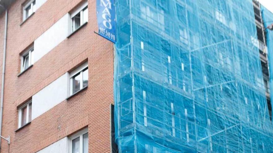 Un edificio con la fachada en obras en la esquina de Aquilino Hurlé con Ezcurdia, en el barrio de La Arena.