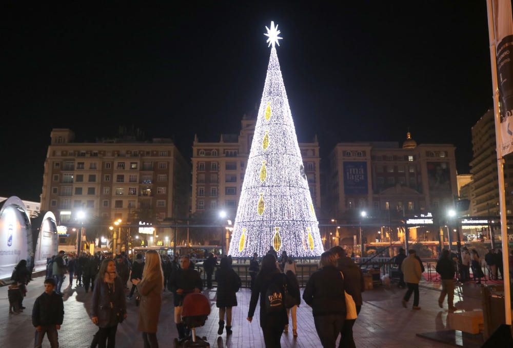 Un espectáculo de luz y sonido, actuaciones infantiles y un concierto de Siempre Así han dado la bienvenida a las fiestas en un Centro de Málaga que estrenaba luces en algunas calles.