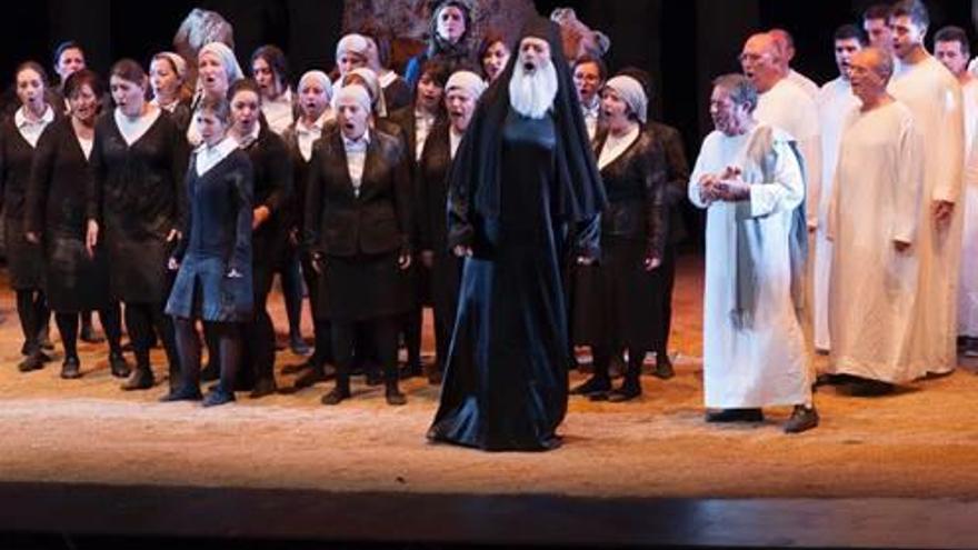 La Coral Crevillentina interpretando la ópera de Verdi, Nabucco.