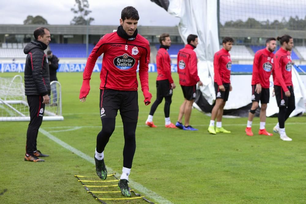 El nuevo entrenador Pablo Martí dirige un entrenamiento con ejercicios ofensivos y partidos en espacio reducido de alta intensidad.