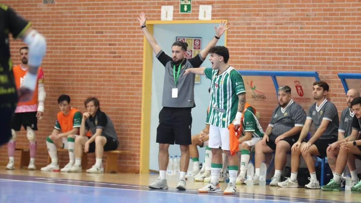 El entrenador del Córdoba Patrimonio Futsal, David Fernández, levanta los brazos durante la final de la Copa de Andalucía.