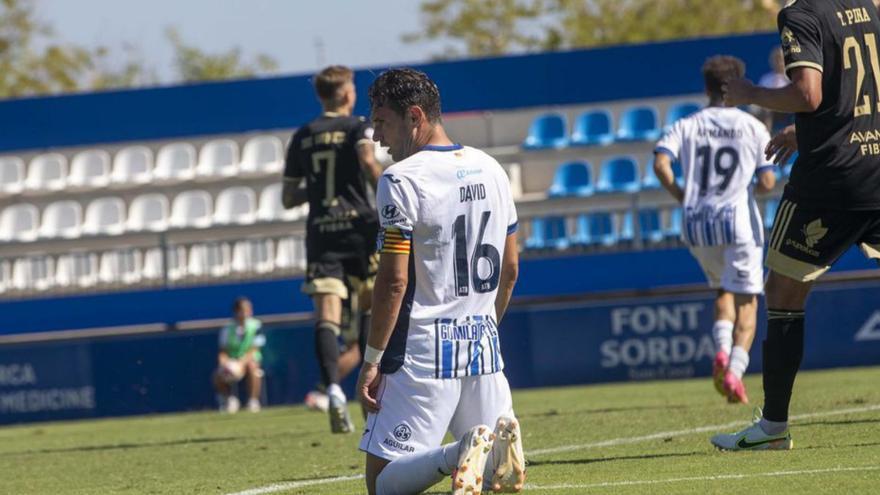 Rodríguez se lamenta de rodillas tras fallar una ocasión.