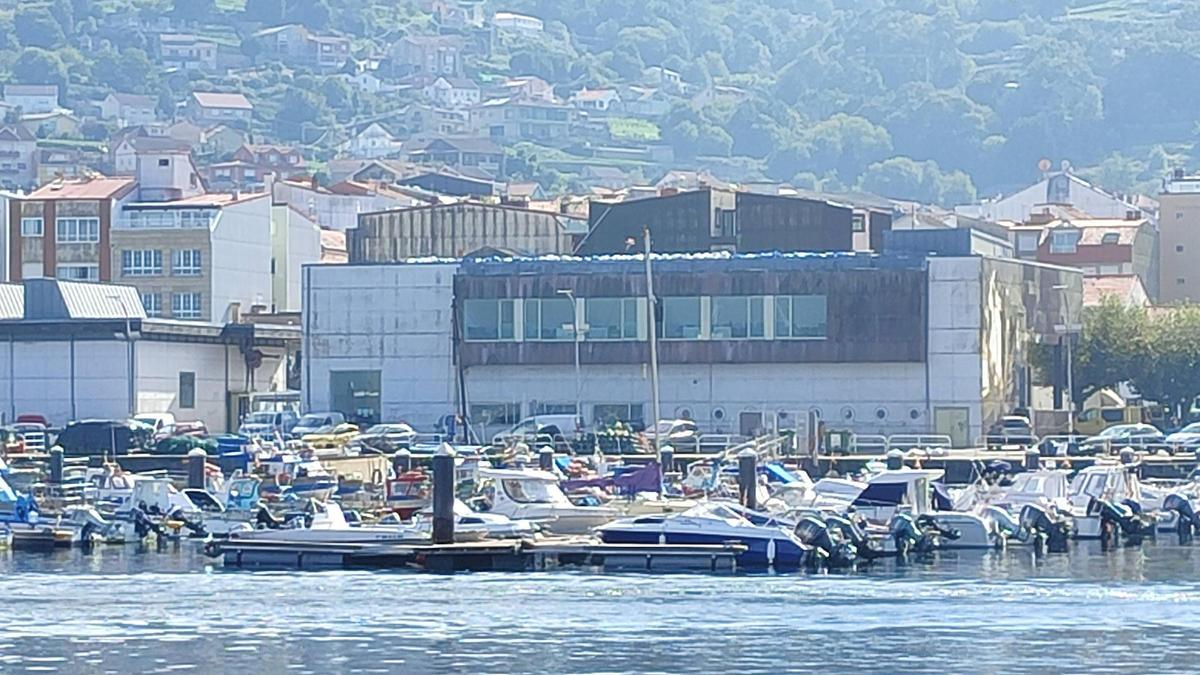 El edificio del Centro Social do Mar de Bueu, en el frente en el que «voló» parte de la cubierta de cinc por culpa del temporal «Kirk» en octubre de 2024.