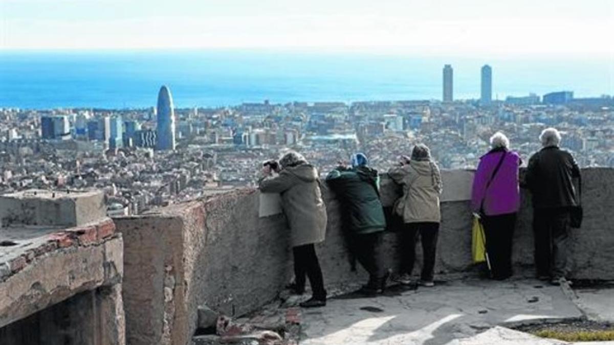 Un grupo de turistas toman fotos de las vistas desde el Turó de la Rovira, el jueves pasado.