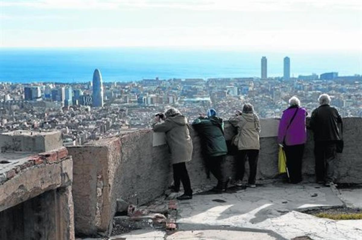 Un grup de turistes fan fotos de les vistes des del Turó de la Rovira, dijous passat.
