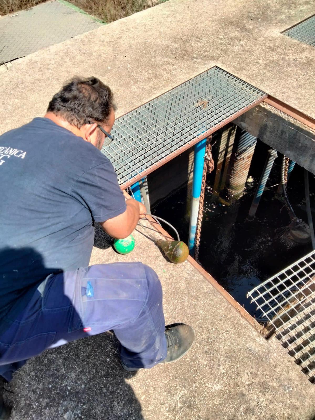 Un operario revisa la instalación de bombeo en Xeraco