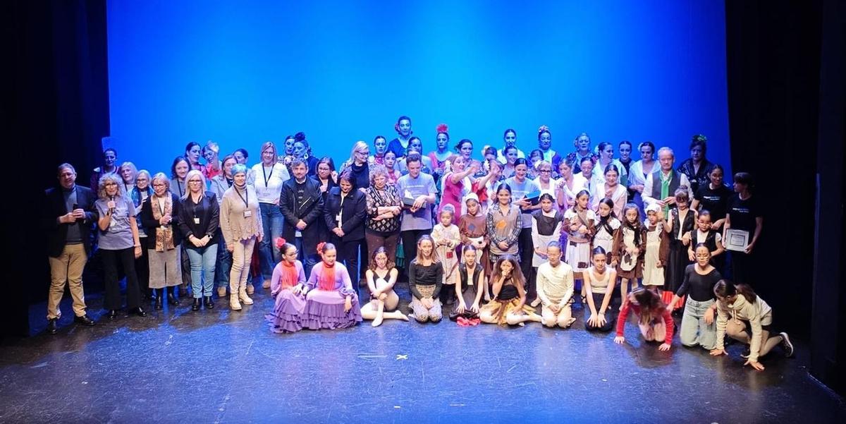 L'Auditori Municipal de Vila-real va estar l'escenari de la gala solidària per a recaptar fons per a l'Associació Castelló Contra el Càncer.