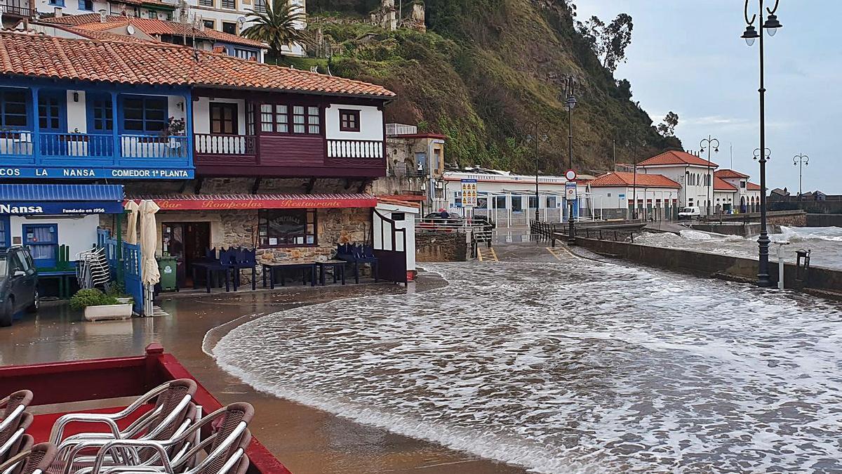 La borrasca “Justine” deja olas de ocho metros en Tazones  | ALFONSO TOMÁS