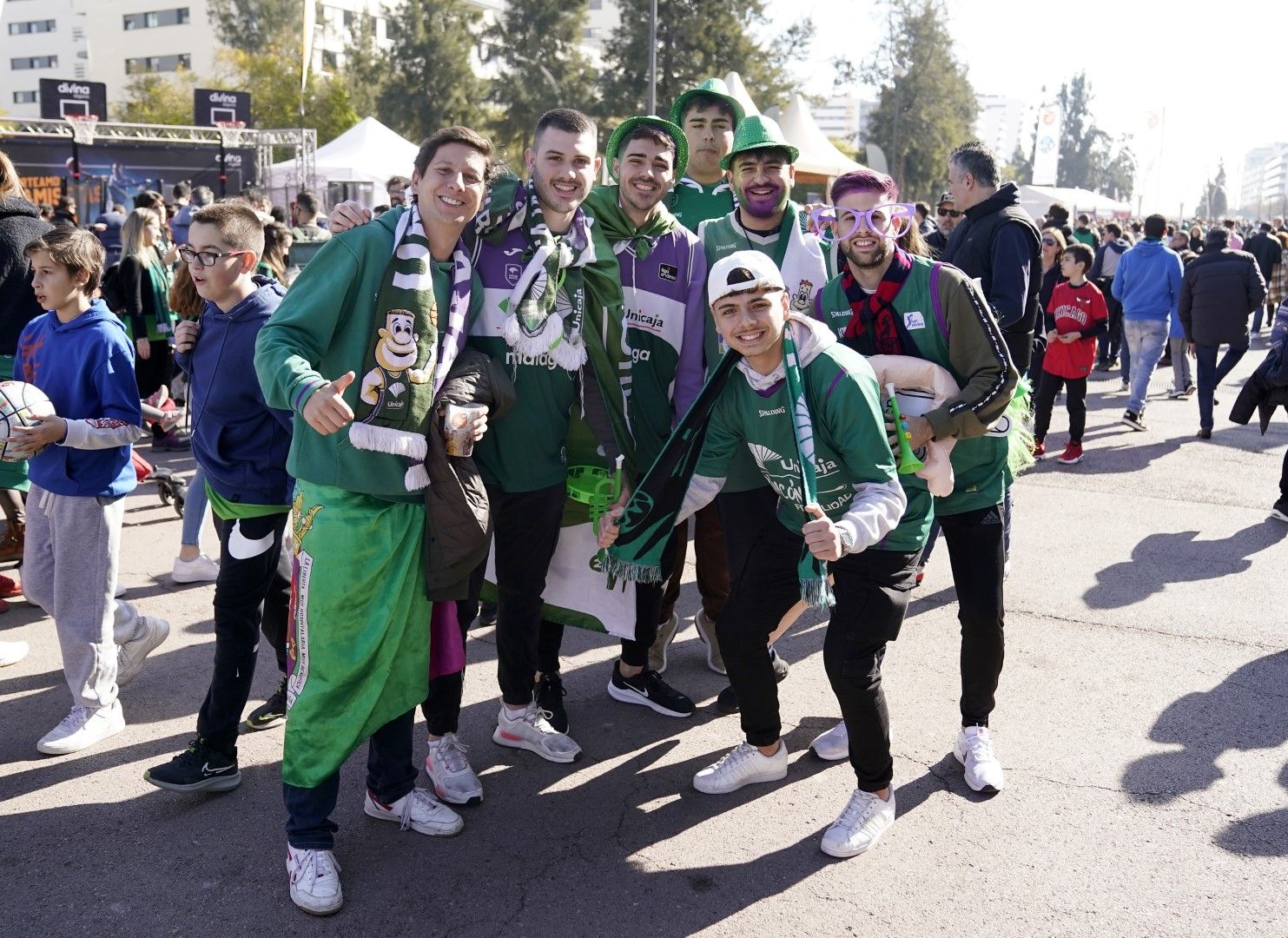 Copa del Rey 2023 I La afición del Unicaja luce en el encuentro entre aficiones