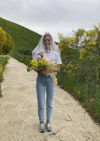 El ramo de flores improvisado con el que la viguesa posó para la foto.