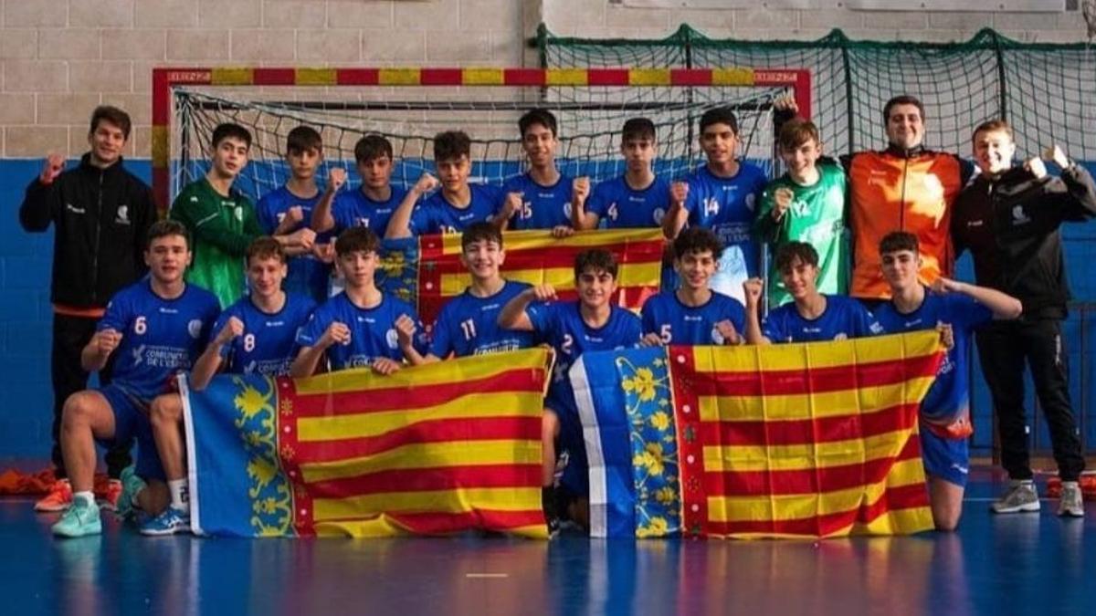 La Selección Valenciana infantil masculina celebra el título de campeón de España.