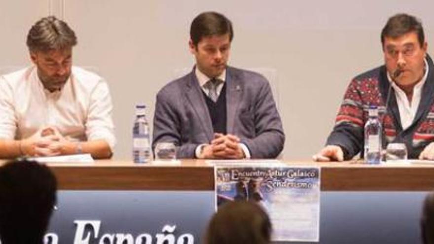 De izquierda a derecha, Antonio Alba, de la Federación de Montaña; José Ramón Tuero, director general de Deportes; Ignacio Escribano, alcalde de Cudillero, y Víctor Manuel Fernández, del grupo de montaña La Chiruca.