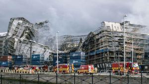 La façana de l’antiga Borsa de Copenhaguen cau després de l’incendi