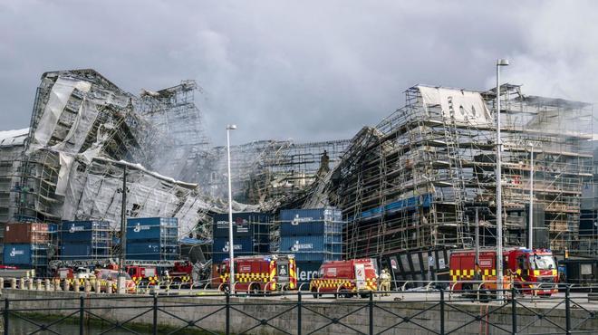 La façana de l’antiga Borsa de Copenhaguen cau després de l’incendi