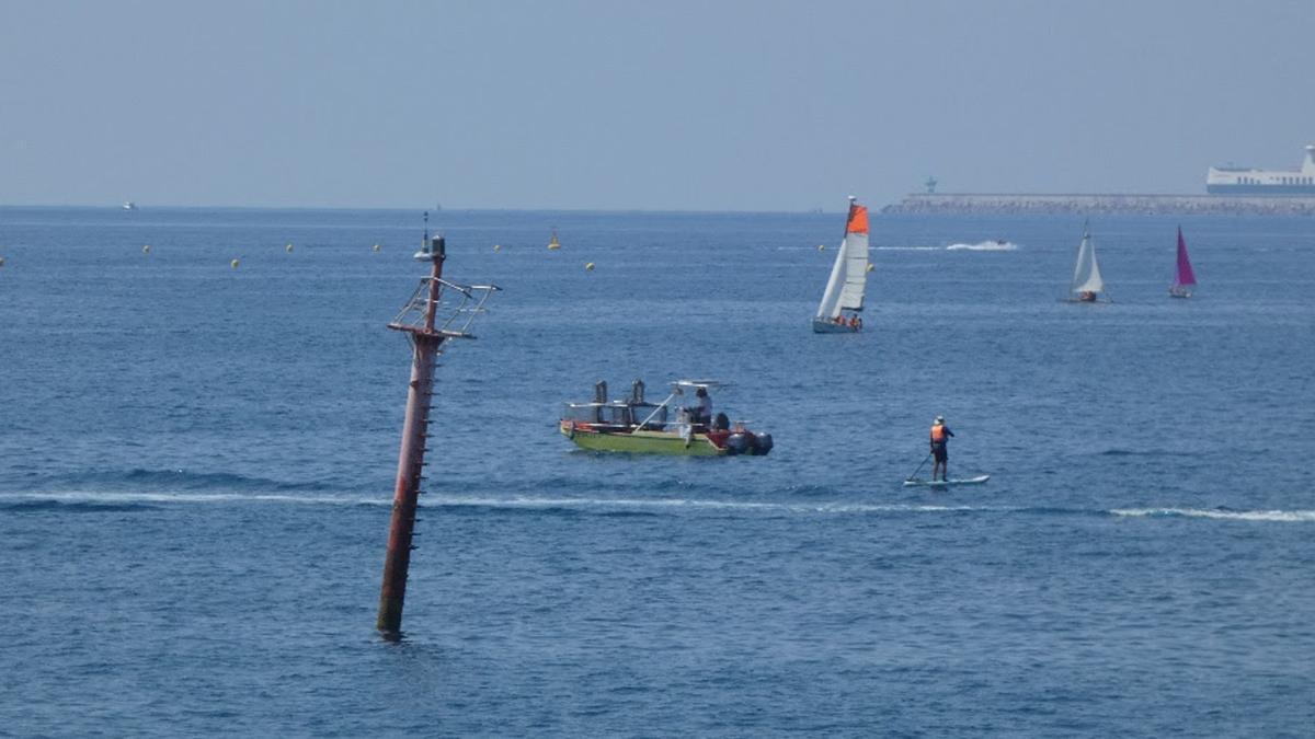 Una de las balizas del Port Olímpic de Barcelona