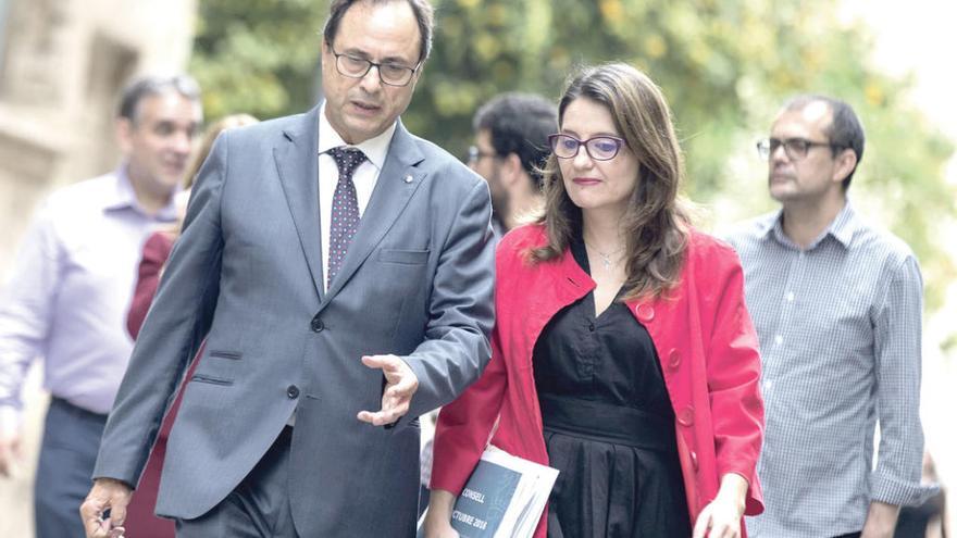 La vicepresidenta Oltra y el conseller Vicent Soler, ayer a la salida del pleno del Consell.