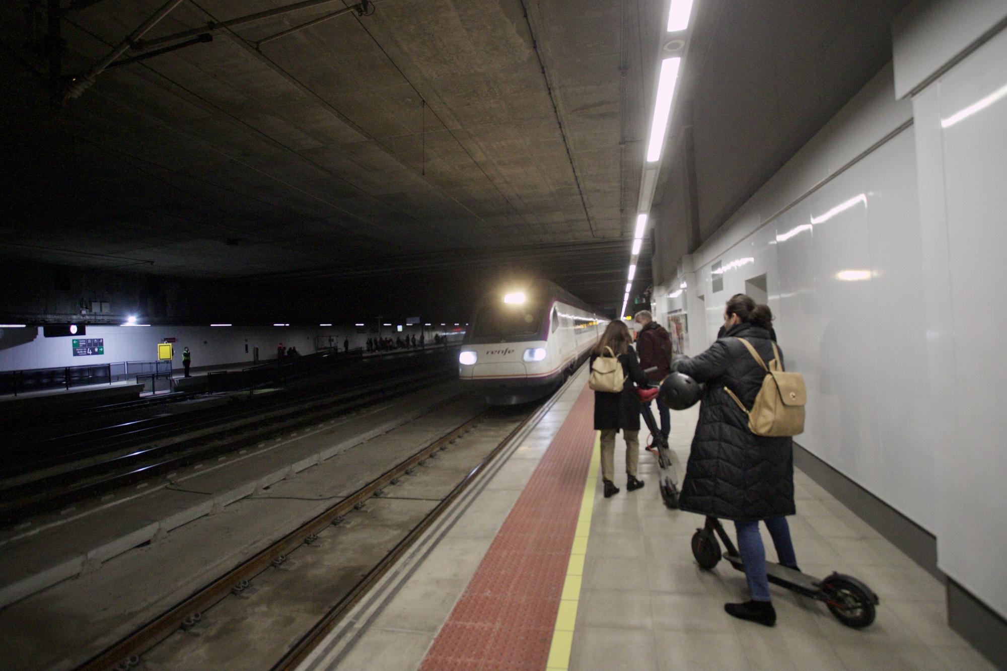 Así ha sido el primer día del AVE Murcia-Madrid y de Cercanías Avant en la estación del Carmen