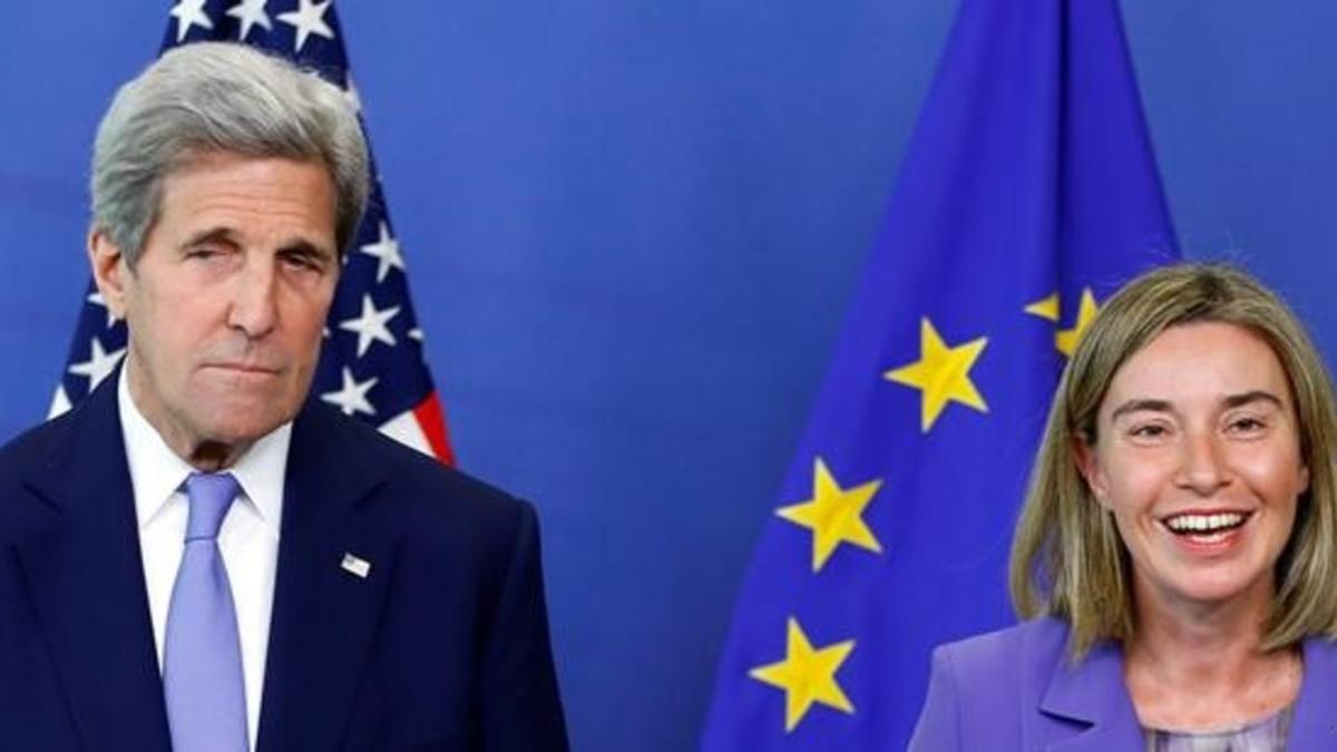 El secretario de estado norteamericano, John Kerry, y la representante de la diplomacia europea, Federica Mogherini, en Bruselas.