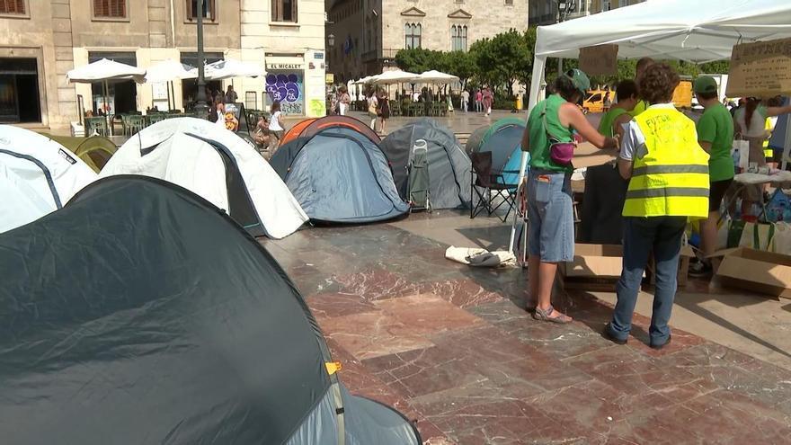 Docentes acampados en València no quieren 