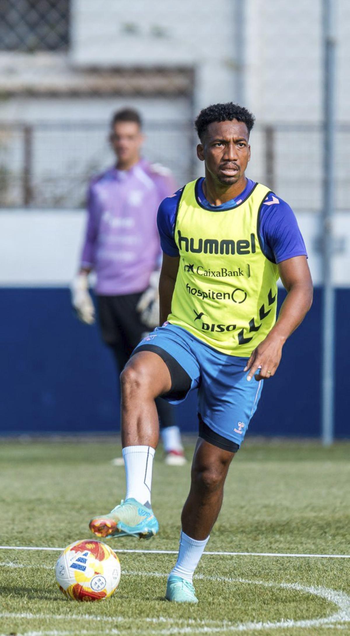 Landázuri, con el balón durante un entrenamiento. | CDT