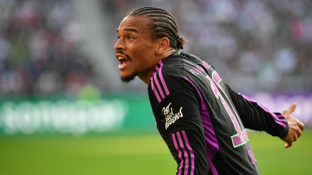 Leroy Sane protesta durante el partido entre el Gladbach y el Bayern Múnich
