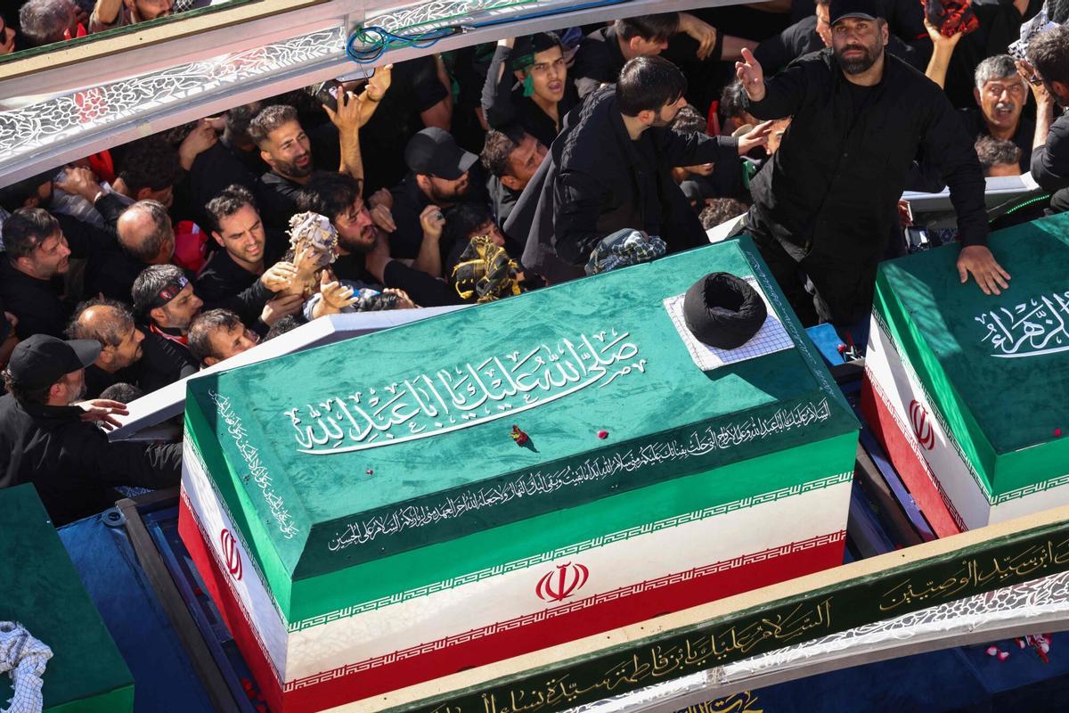 Multitudes de dolientes rodean el convoy que lleva los ataúdes del líder supremo asesinado de Irán, Ali Khamenei, y miembros de su familia durante una procesión fúnebre, antes de ser enterrado en el Santuario del Imam Reza, el lugar de culto más venerado de Irán, en Mashhad el 9 de julio de 2026. Multitudes de dolientes rodean el convoy que lleva los ataúdes del líder supremo asesinado de Irán, Ali Khamenei, y miembros de su familia durante una procesión fúnebre, antes de ser enterrado en el Santuario del Imam Reza, el lugar de culto más venerado de Irán, en Mashhad el 9 de julio de 2026.