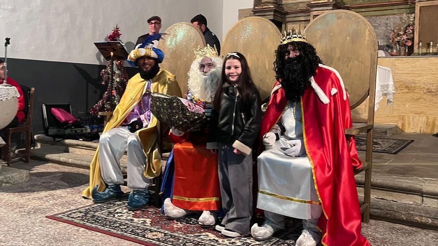 Un instante de la recepción a los Reyes Magos este año en la Colegiata de Salas.
