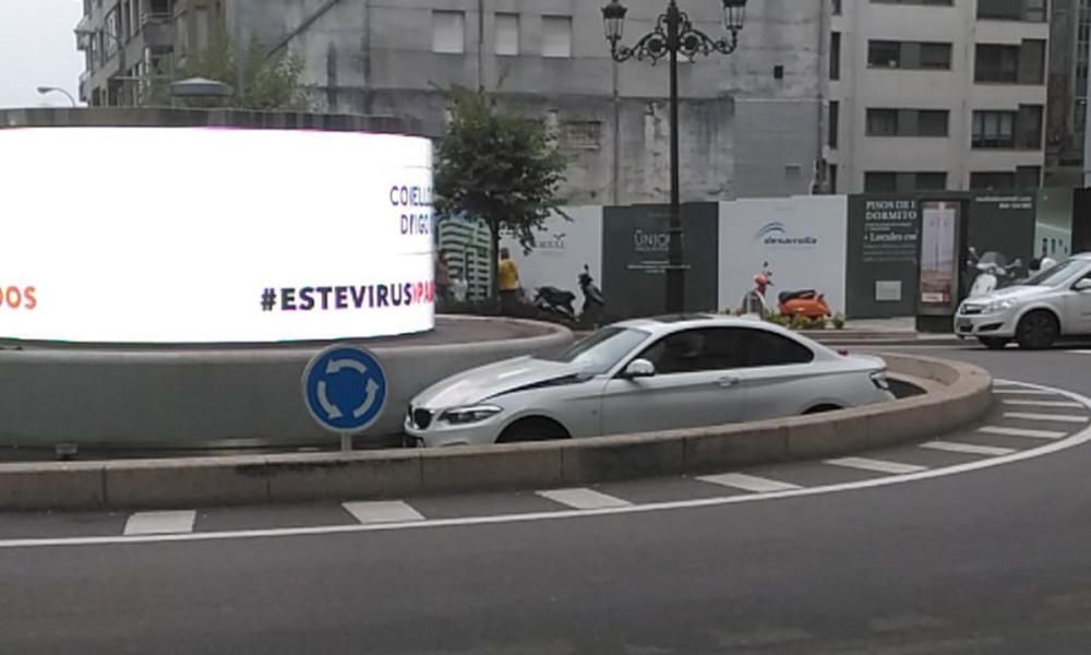 El coche quedó encajado en la fuente