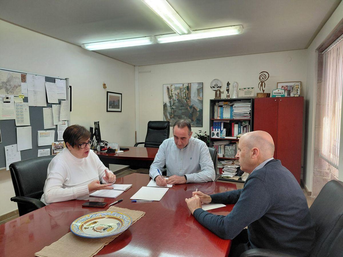 Abel Ibáñez, durante la reunión con Antonia García Valls y Miguel Polo.