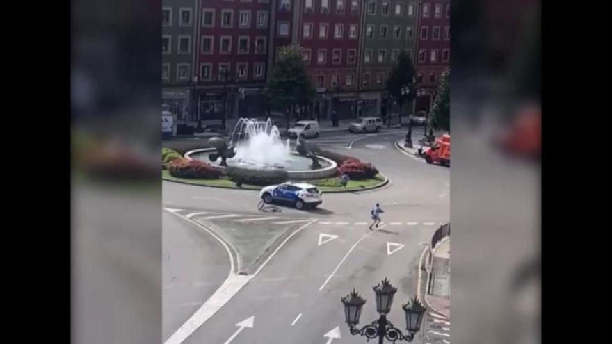 Un hombre deja tirada su bicicleta y escapa de la Policía en plena cuarentena en Oviedo