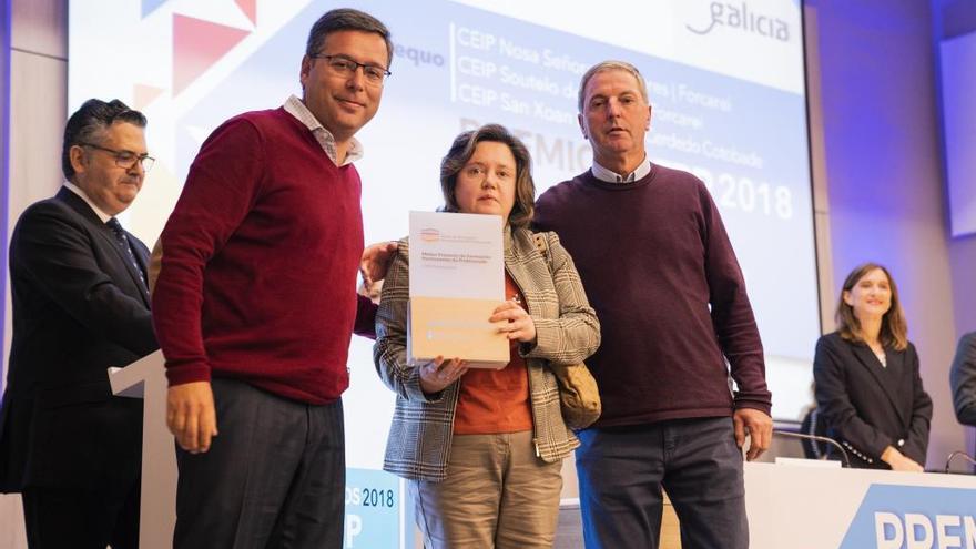 Los directores de los colegios de Forcarei, Cerdedo y Soutelo, hoy, tras recibir el galardón por el proyecto intercentros. // Xunta de Galicia