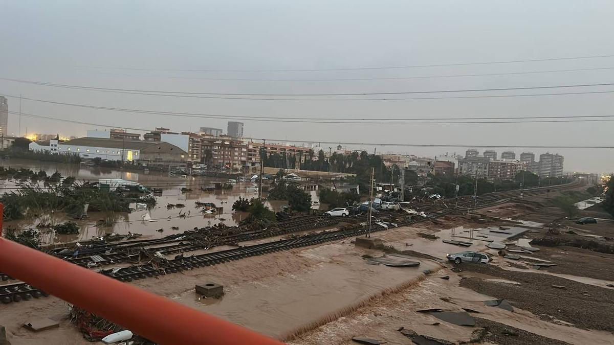 El agua como un torrente cruzando las vías incluso horas después del desbordamiento publicadaspor el propio ministro Óscar Puente.