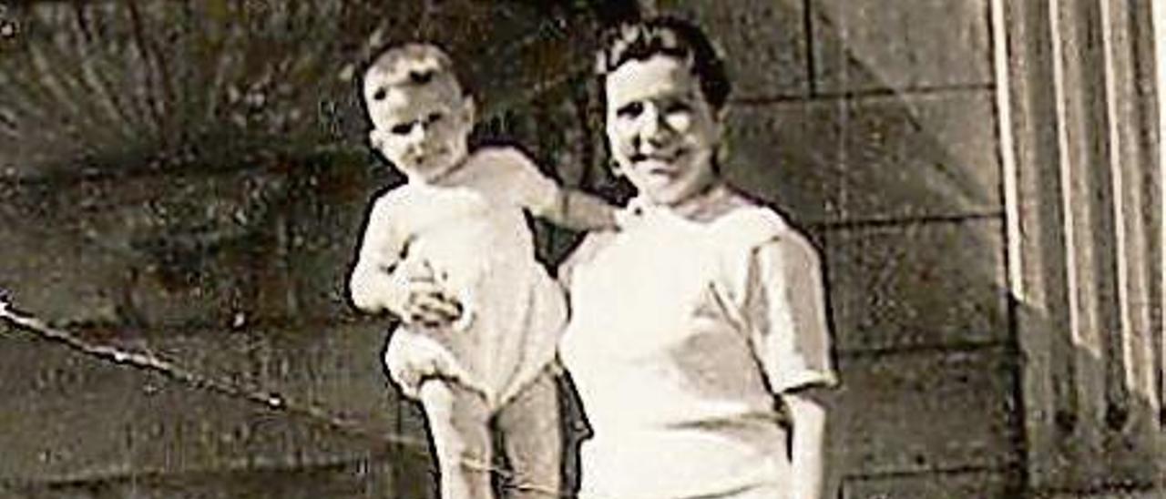 Jorge Fernández, de niño, con Carmina.