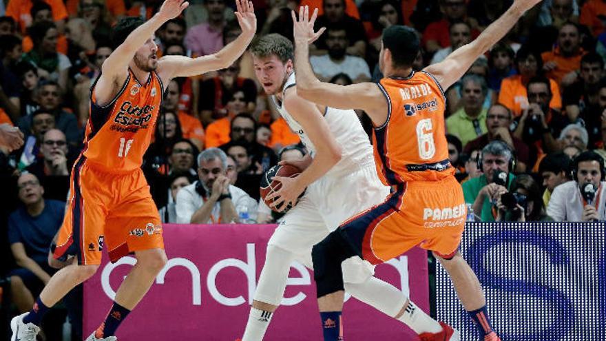 Doncic, presionado por Vives y Abalde en el Valencia Basket-Real Madrid.