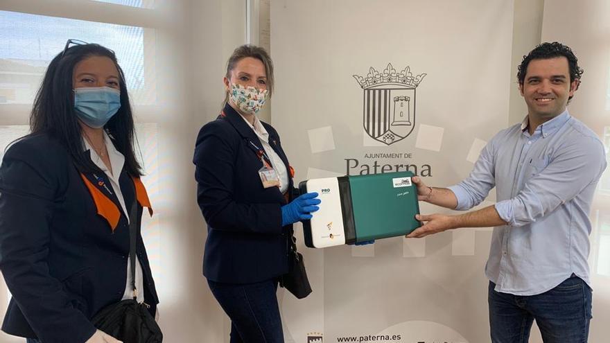 El alcalde recibe la donación a Paterna.