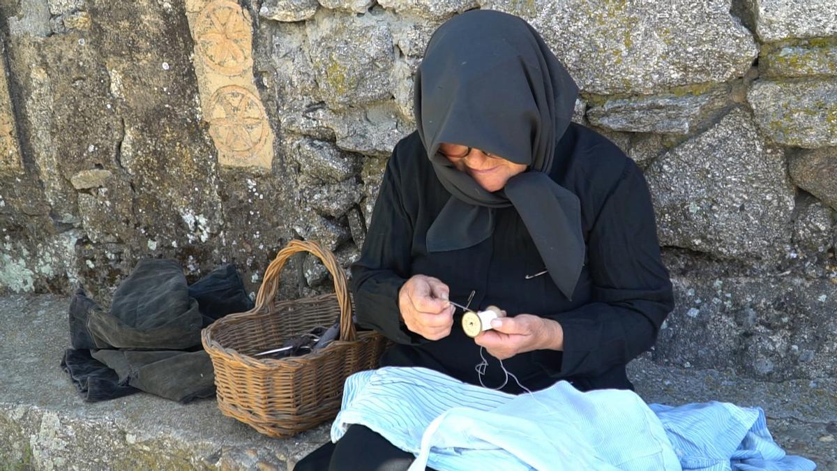 Una mujer sayaguesa remendando una prenda durante el documental