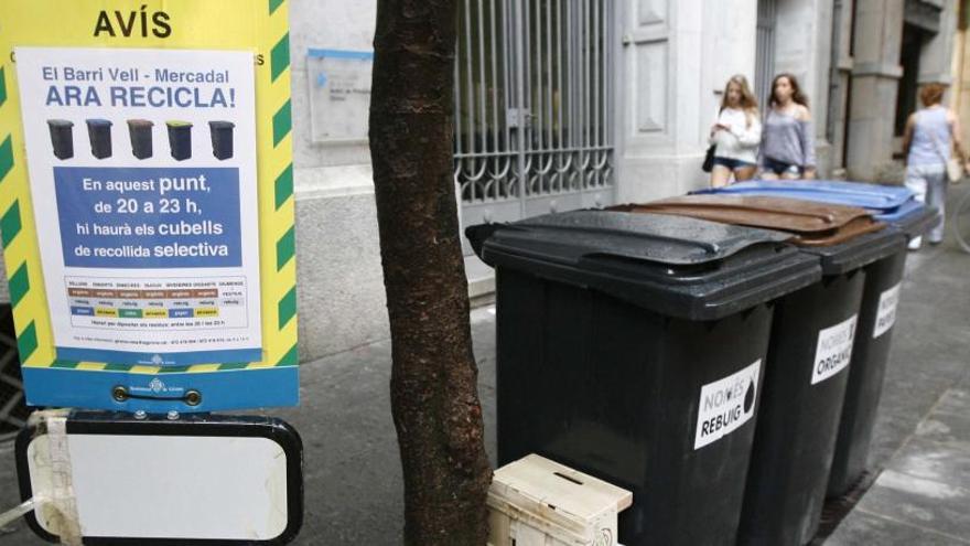 Contenidors de reciclatge al Barri Vell.