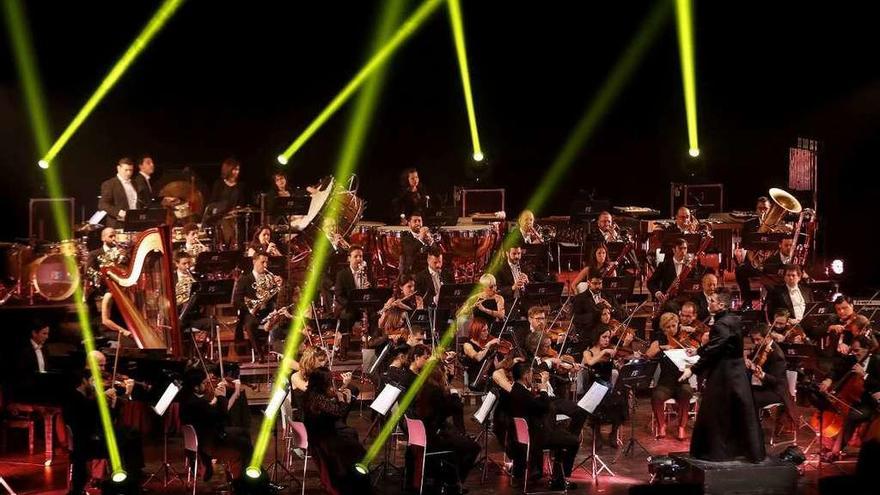 La Film Symphony Orchestra, en Vigo, con su director, Constantino Martínez-Orts, a la derecha. // J. Lores