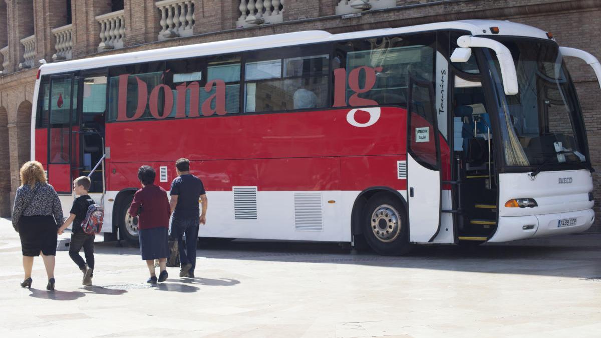 El autobús &quot;Dona sang&quot; en al Plaza del Ayuntamiento