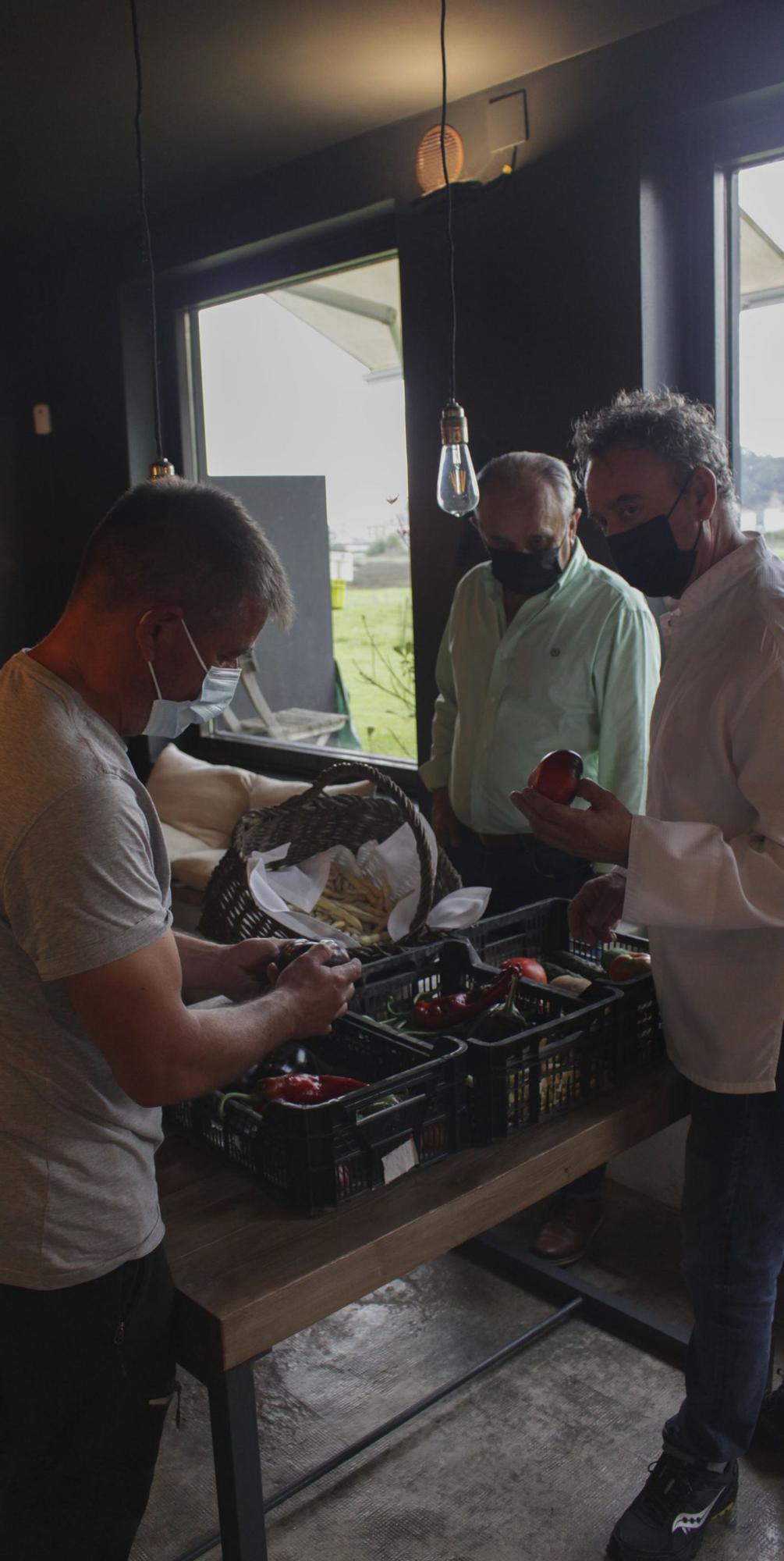 Roberto Capín, Juan Carlos Gutiérrez y José Manuel Viejo, ante fabas frescas  y verduras en La Huertona, en Ribadesella. | Víctor Alonso