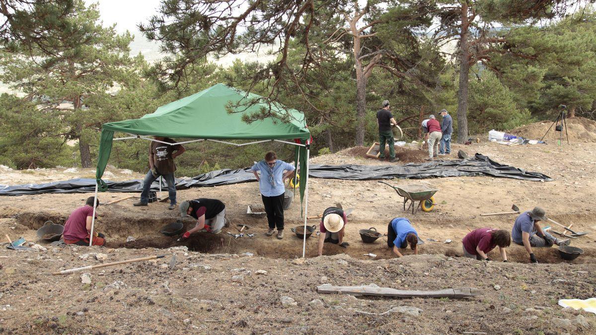 Un grupo de arqueólogos excava en busca de restos óseos de los soldados republicanos. / CAROLINA PLATA