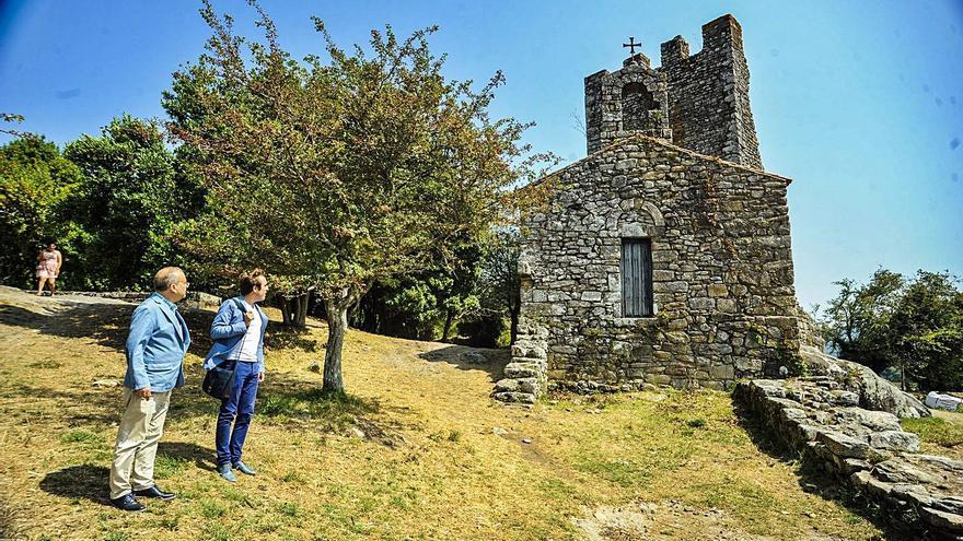 Las Torres de Oeste reciben una campana y mejor accesibilidad