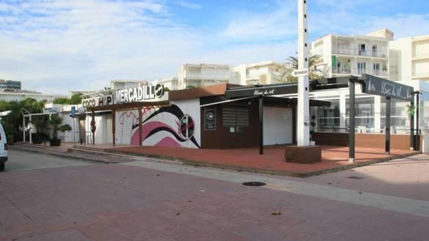 El local de primera línea de la playa de Gandia donde estaba Cocoloco que ahora quiere reabrir.