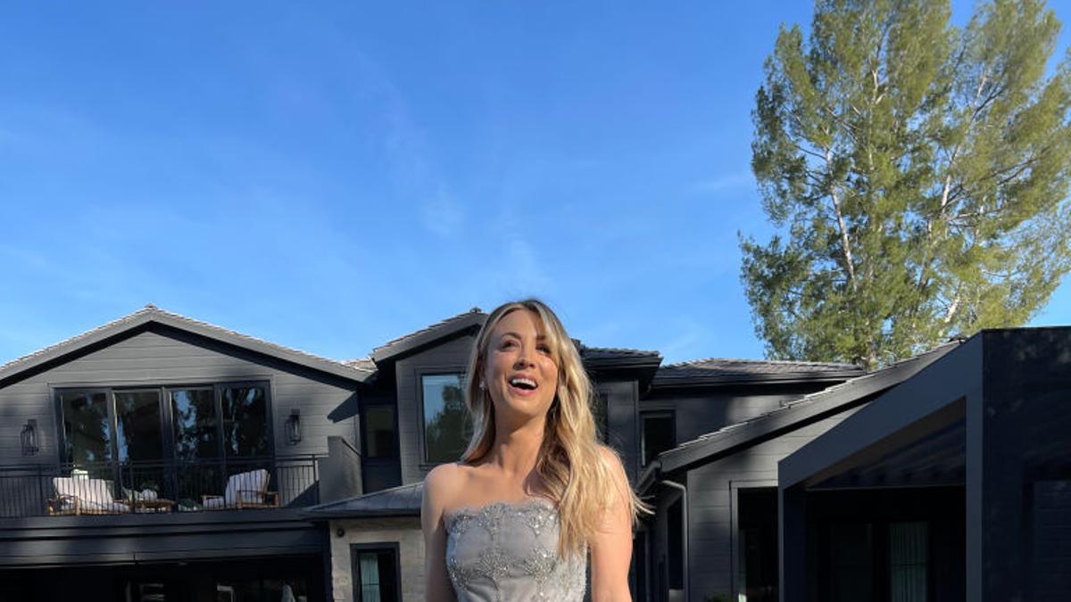 Kaley Cuoco con vestido de Oscar de la Renta en los Globos de Oro