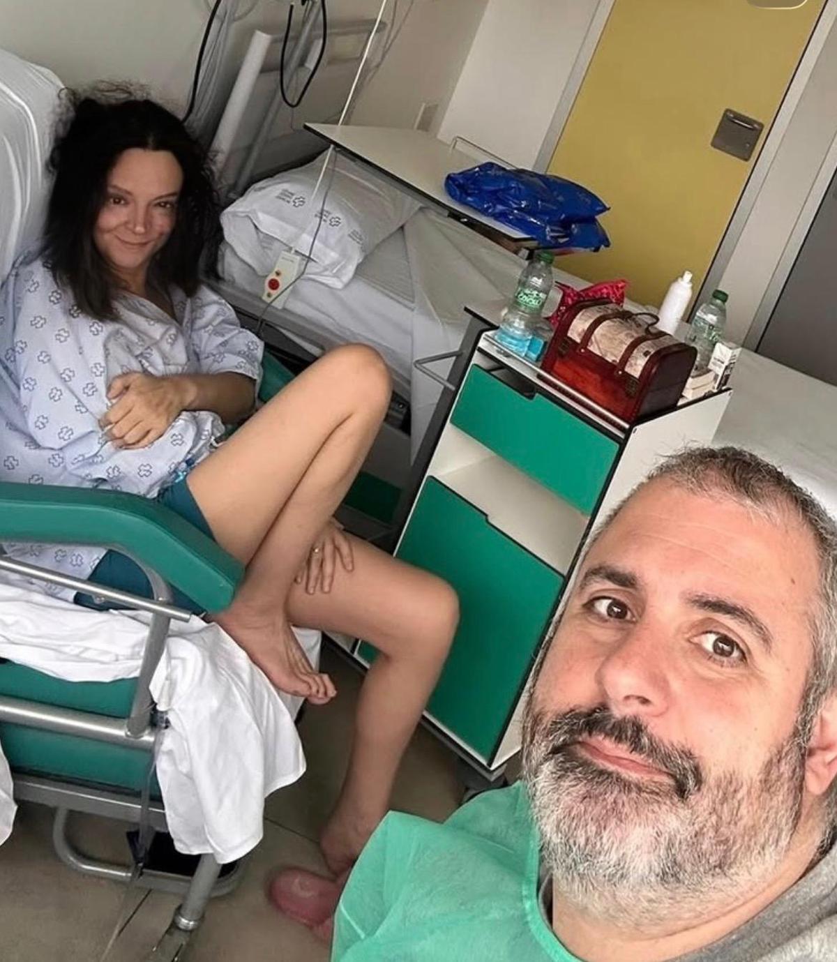 Marta Neira junto a su pareja, Miguel, en uno de sus múltiples ingresos hospitalarios.