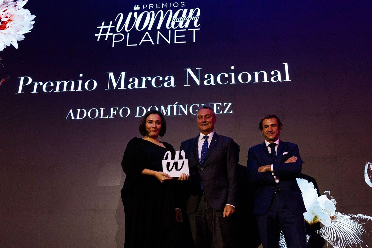 Adriana Domínguez recoge el Premio Woman Planet Marca Nacional por la labor de Adolfo Domínguez de las manos de Jesús Alonso, consejero delegado de Ford España, y Juan Pedro Díaz Armendáriz, director general comercial de Prensa Ibérica