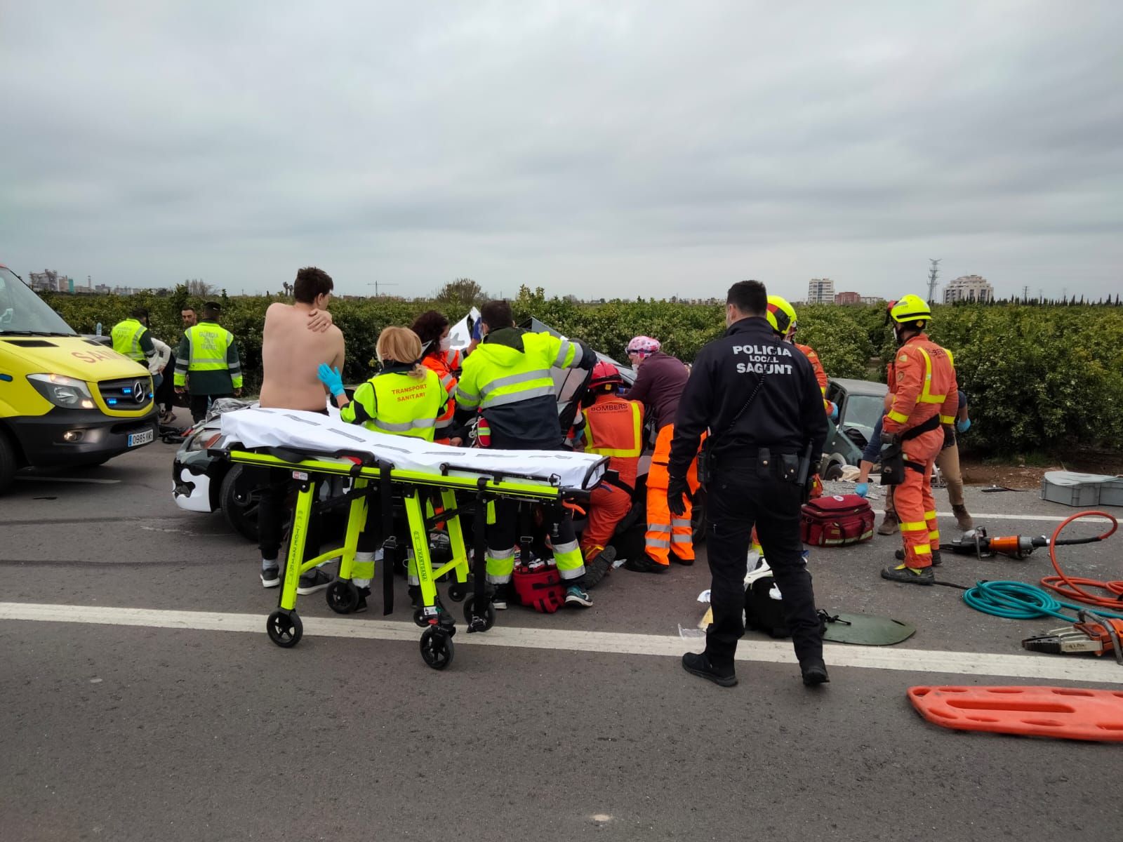 Instante del rescate de algunos de los heridos en Sagunt.