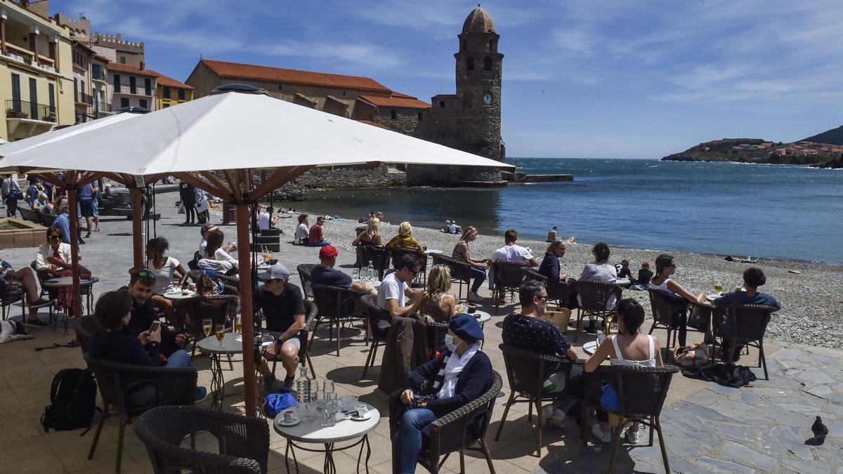 Terraza llena en un restaurante de Colliure (Francia) en el primer día de desescalada.